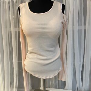 Mudd Ribbed Top Cold shoulder in pink Size L